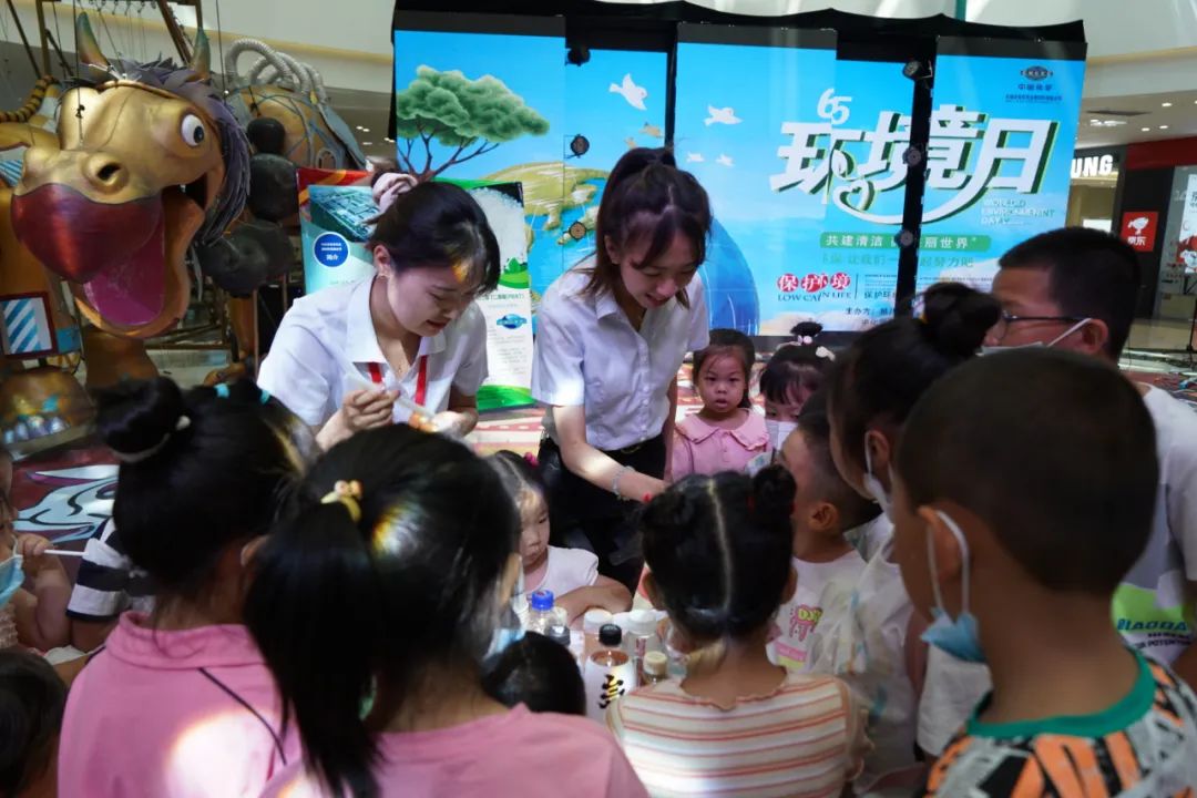 2022年6月3日，東華科技所屬東華天業(yè)公司聯(lián)合新疆建設(shè)兵團(tuán)第八師石河子市生態(tài)環(huán)境局在新疆萬達(dá)商場(chǎng)舉辦“共建清潔美麗世界”六五環(huán)境日公益宣傳活動(dòng)