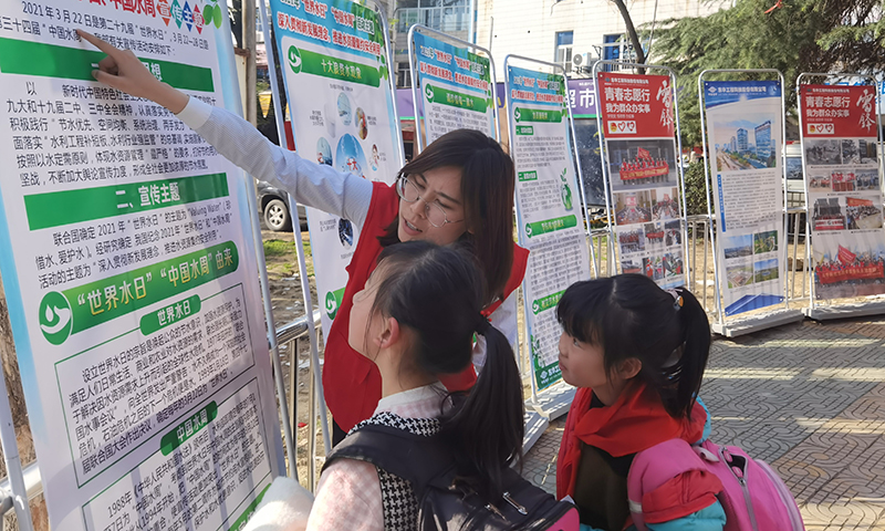 2021年3月25日，藍(lán)鴿志愿服務(wù)隊(duì)前往社區(qū)開展“世界水日”暨“中國水周”主題宣傳活動(dòng)（1）