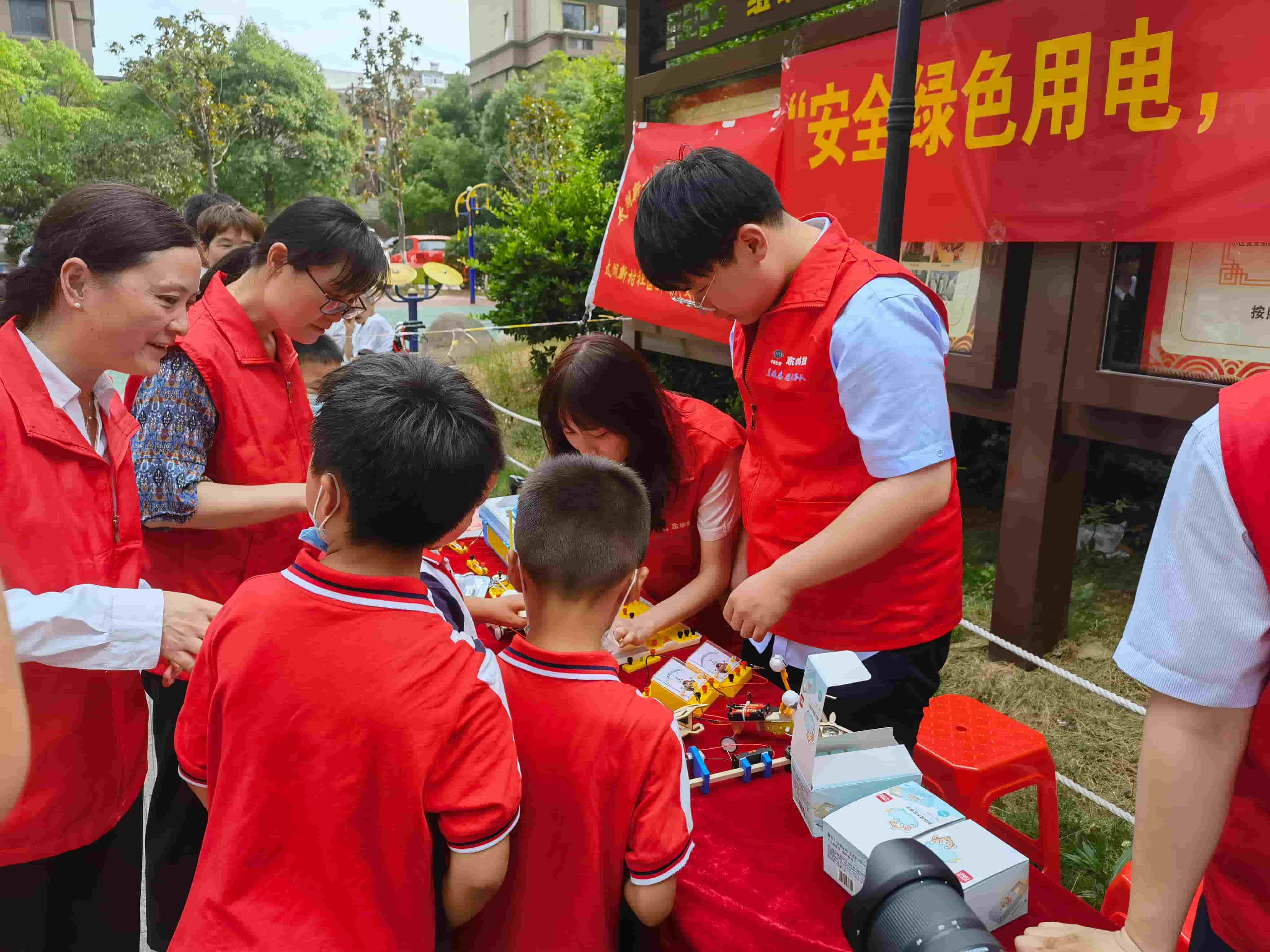 2021年6月21日，藍(lán)鴿志愿服務(wù)隊(duì)前往社區(qū)開展“安全用電，安全你我”志愿活動(dòng)（1）